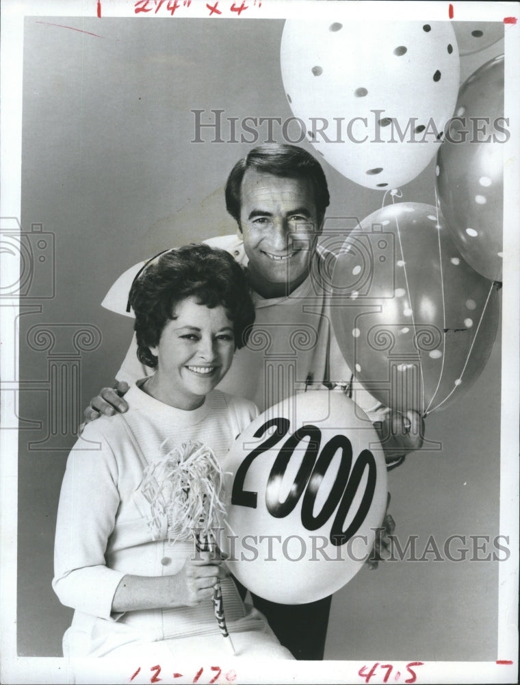 Press Photo Emily McLaughlin and John Beradino celebrate the 2000th episode of - Historic Images