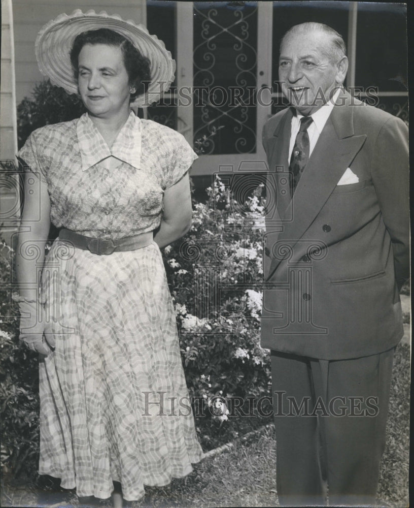 Press Photo Colonel &amp; Mrs. Walter B Mendels, outside their home. - Historic Images