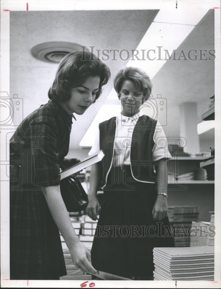1963 Pilot Linda Bond (center)  - Historic Images
