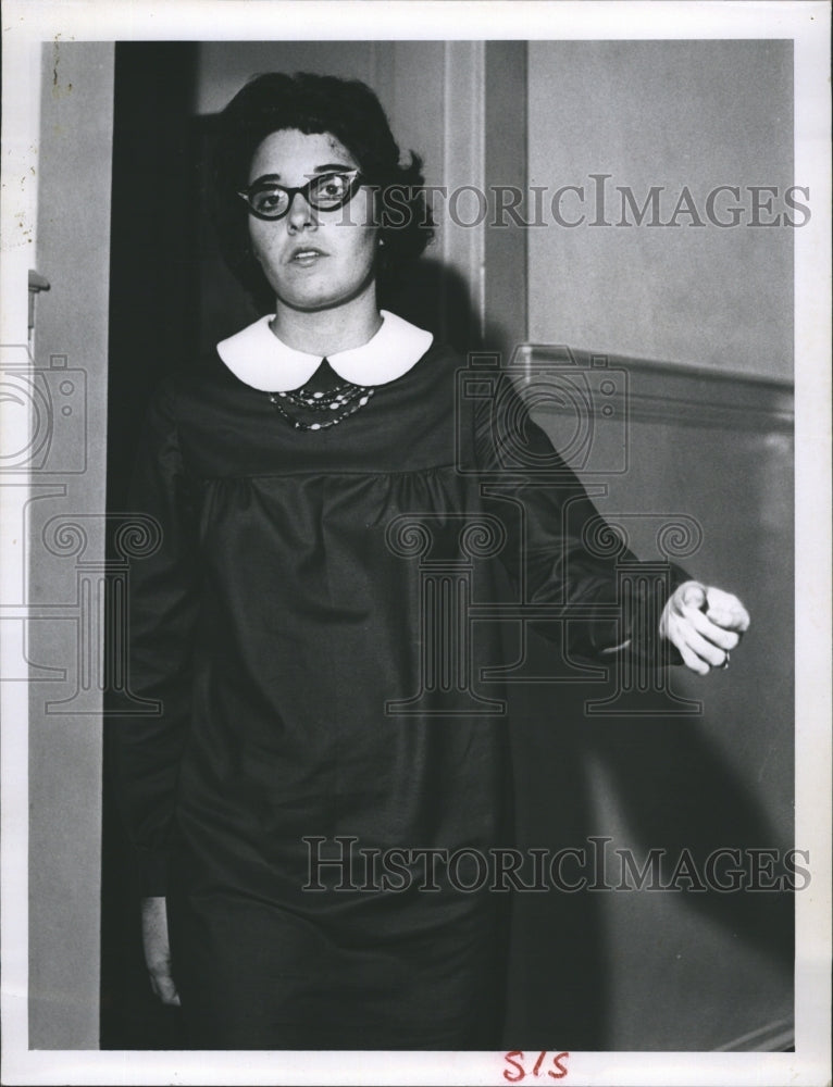 1965 Mrs. Marguerite O&#39;Brien leaving witness room to go before jury - Historic Images