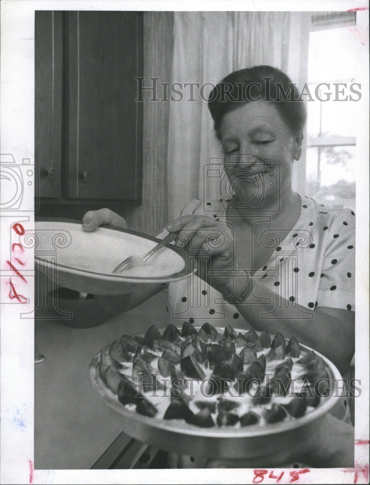 1967 Mrs,. Clara Mueller of Zurich prepares Purple Plum Pie. - Historic Images