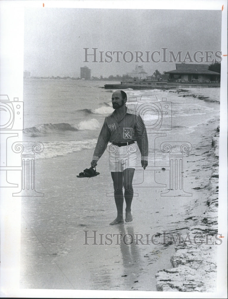 1976 Dance Artist Barton Mumaw strolld at the beach of Pass - Historic Images