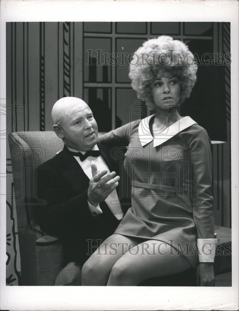 1973 Carroll O'Connor, Raquel Welch in "Funny Papers"  - Historic Images