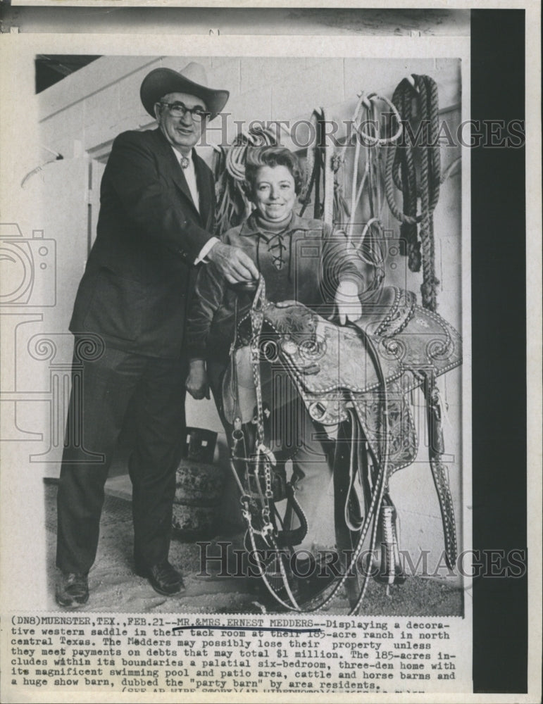 Press Photo Mr. and MR Ernest Medders with decorative western saddle. - Historic Images