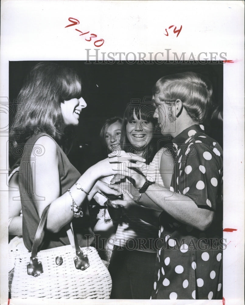 1966 Scene from the Bartlett Park Youth Center, where teens meet to - Historic Images