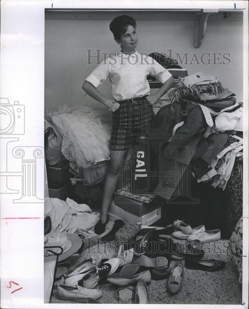 1963 Teenagers Notorious For Clutter - Historic Images