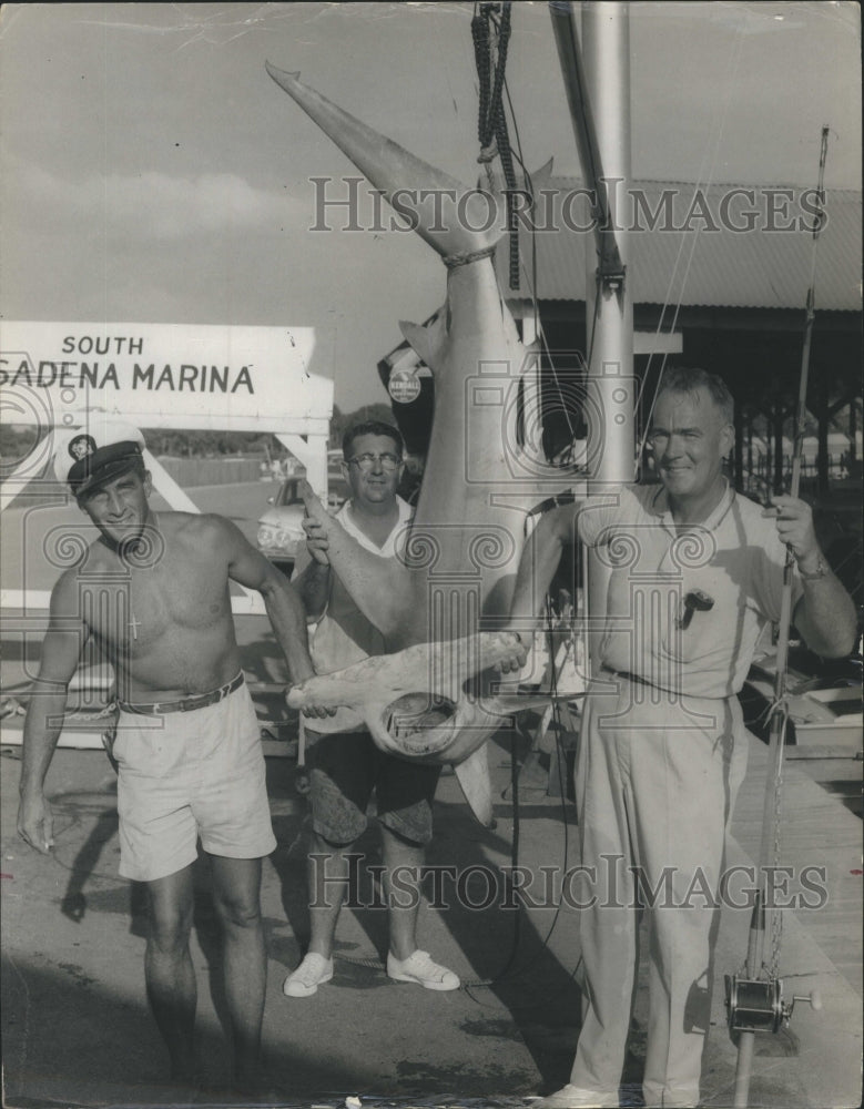 Press Photo Blackie Paschall, Howard Vale, and E.L. Jones with the hammerhaead - Historic Images