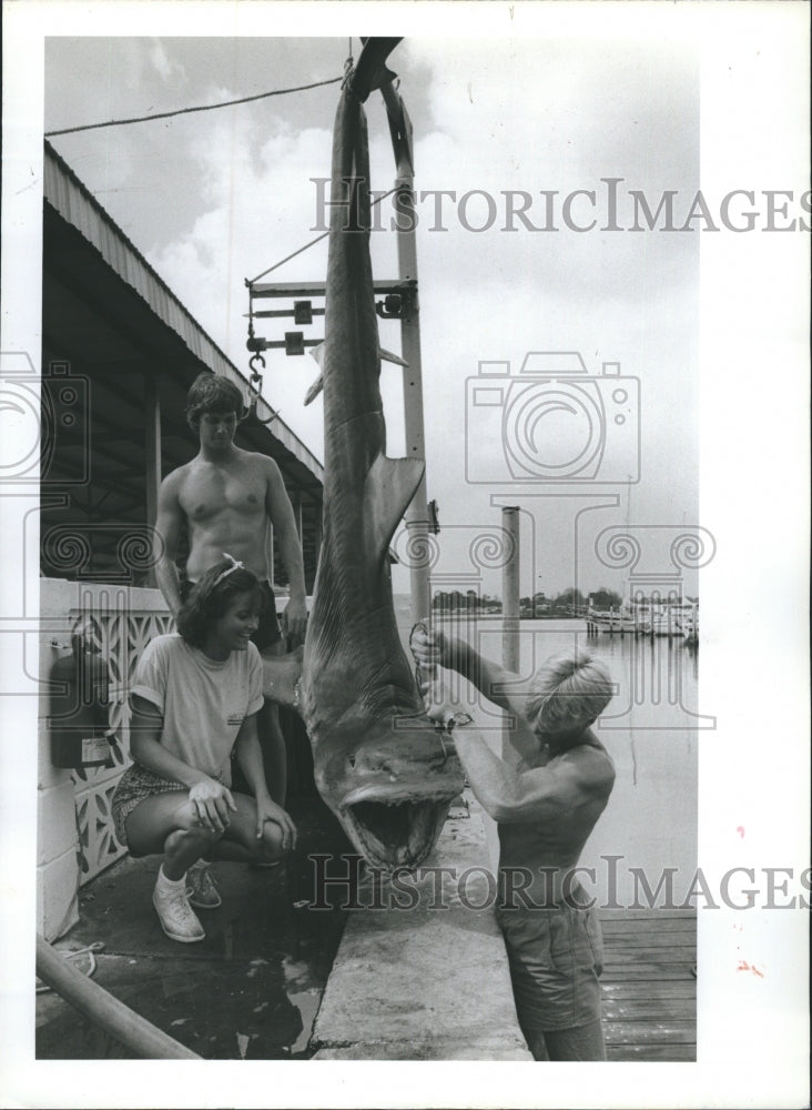 1984 Richard Honnette, Paul Fuhr, and Pam Hierlmeier with the shark - Historic Images