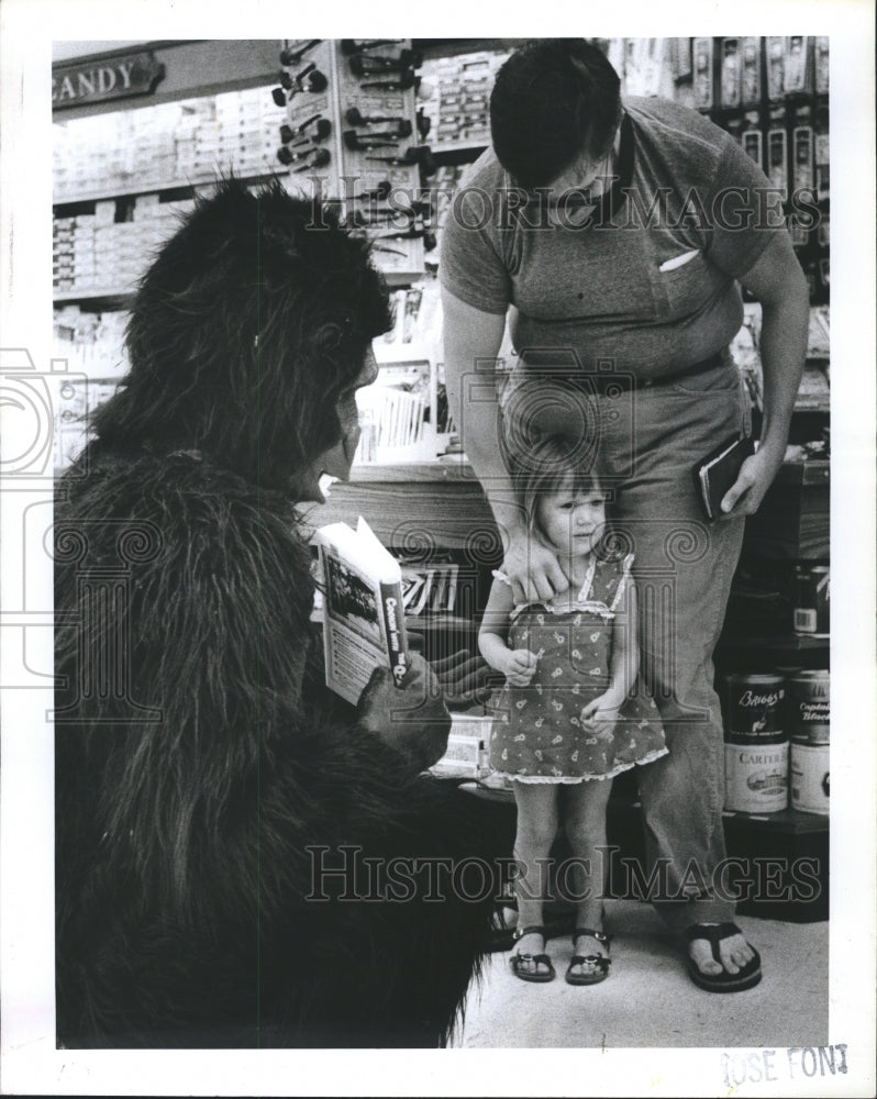 1984 Keith and Helen Hunington at the new Family Mart in Countryside - Historic Images