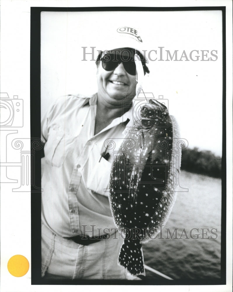 1992 Press Photo Steve Marusak holds up a 2-pound flounder. - Historic Images