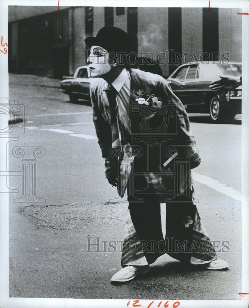 1976 Salvatore Guiida,mime, as "Bravo, the Clown" - Historic Images