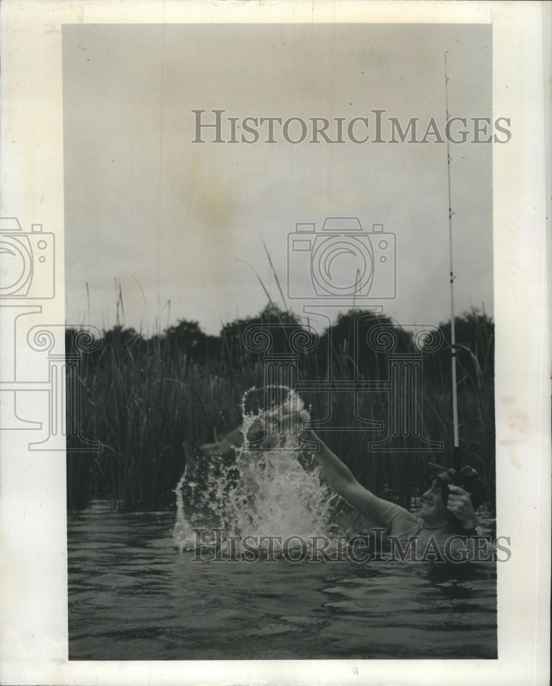 1982 Tom Chemeleski catches a Green Swamp battler - Historic Images