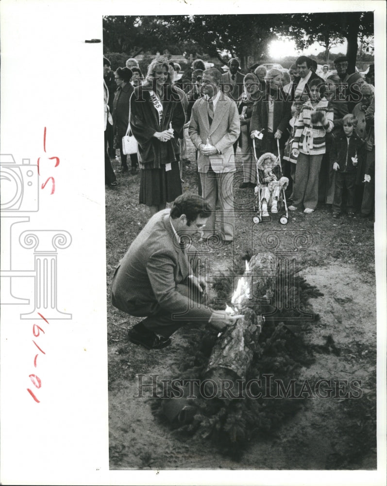 1979 Seminole Florida Yule Log Lighting - Historic Images