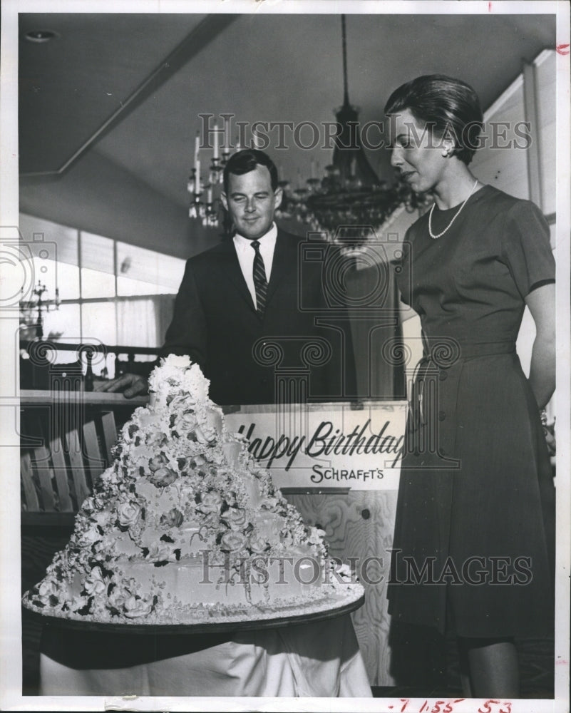 1966 Harry Maynard and Hanna Ruhs Look Over 200lb Cake  - Historic Images