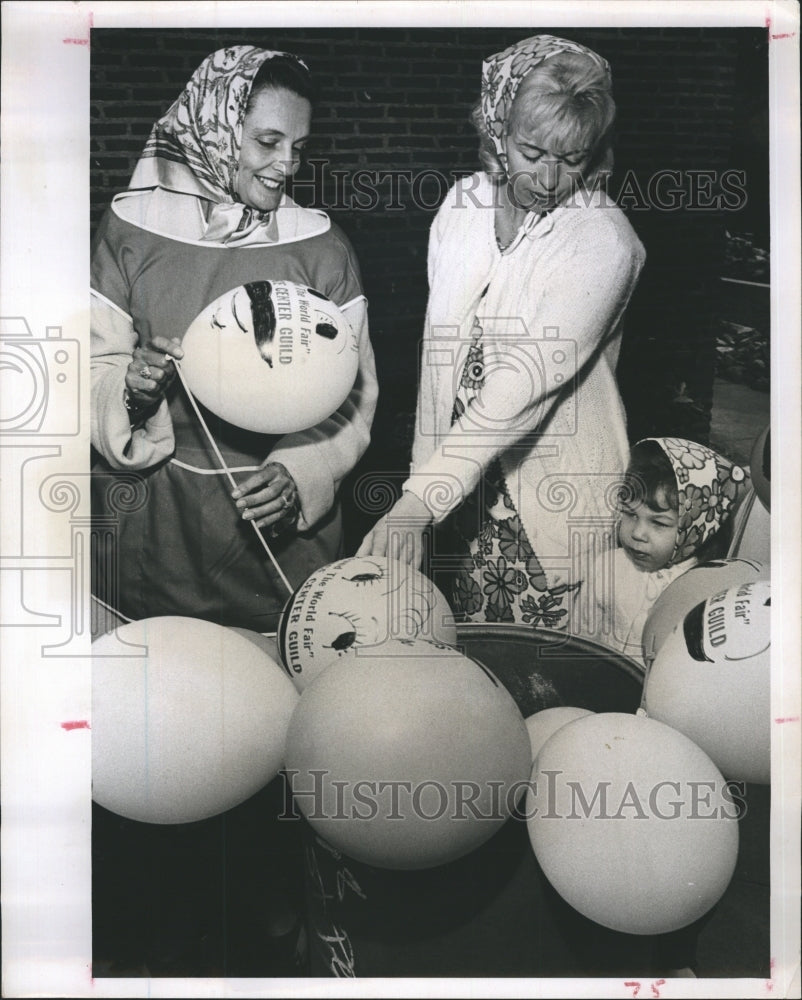 1965 Mrs Newton Sells Painter Balloons  - Historic Images