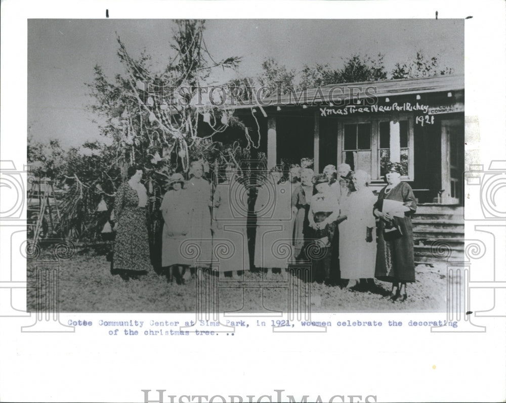 1987 Women decorate tree at Cotee Community Center  - Historic Images