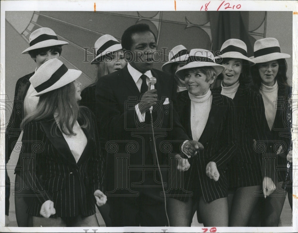 1969 Lou Rawls with the background girls  - Historic Images