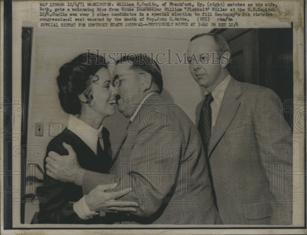 1971 William P Curlin watch&#39; as his wife (Beth) gets a welcome Kiss - Historic Images