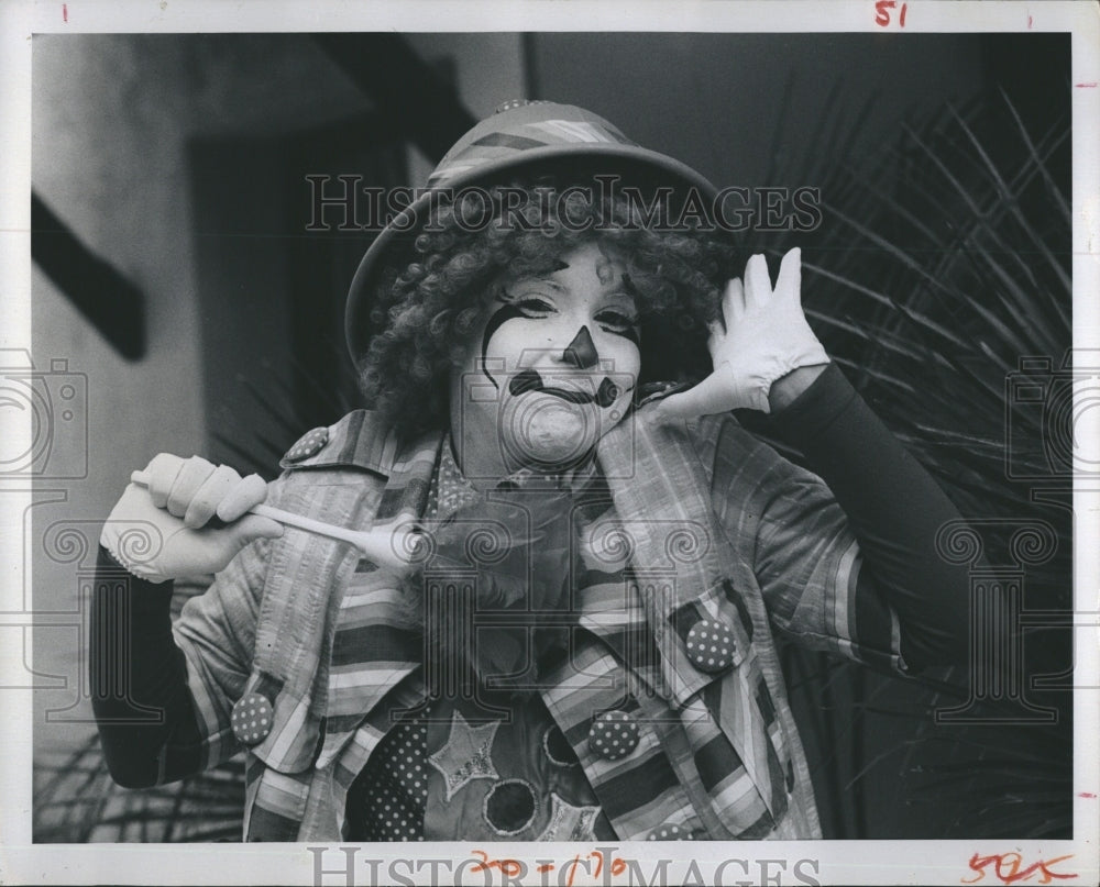 1981 Noname the Clown ready for performance - Historic Images