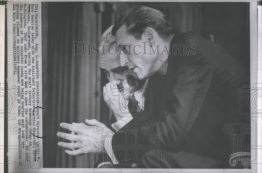 1971 Press Photo Draff Director Curis W.Tarr and Byron Pepstone. - Historic Images