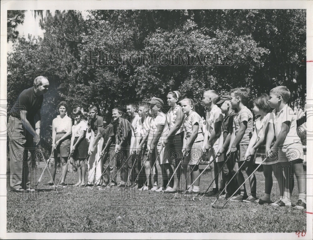 1959 John McMeeking and junior golfers at Clearwater Country club - Historic Images