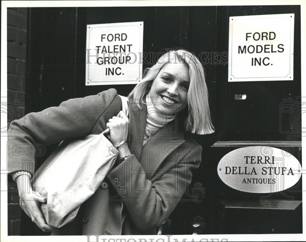 1980 Press Photo Kate McMahon aspiring model stand outside Ford Model Inc. - Historic Images