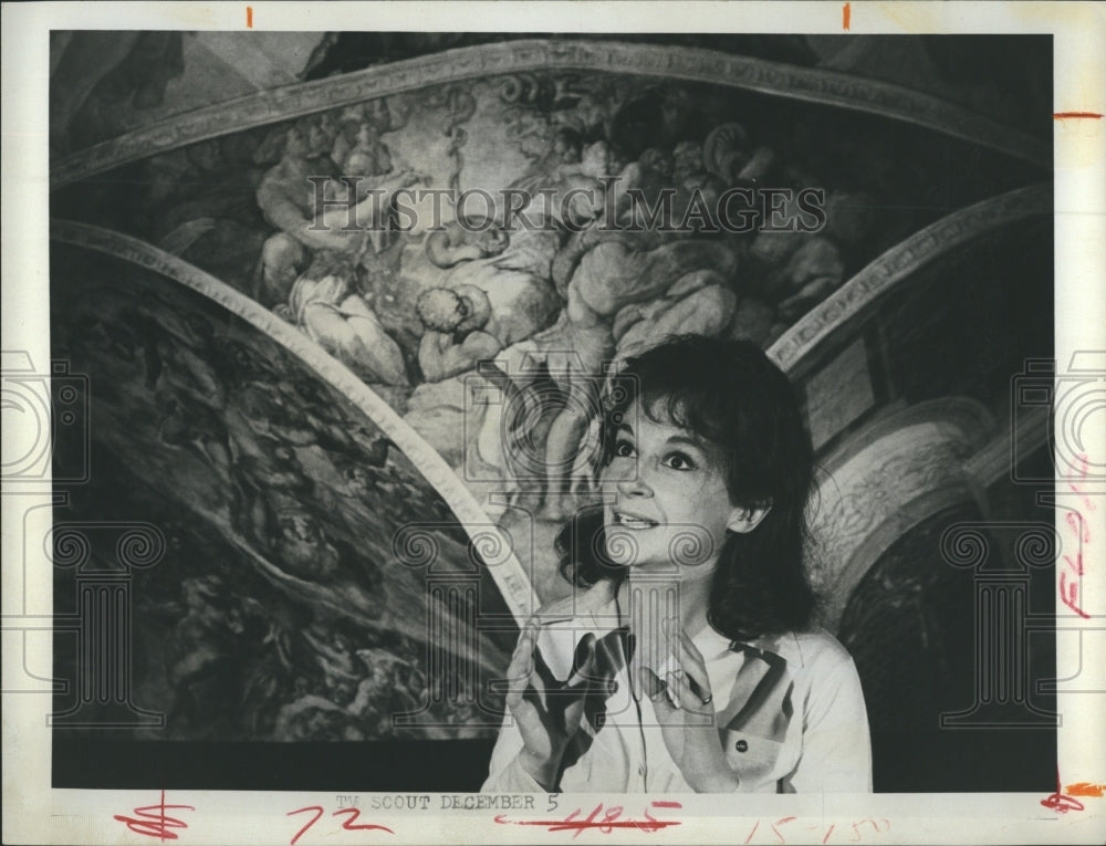 1968 Zoe Caldwell&#39;s  voice is heard at Michelangelo&#39;s Sistine chapel - Historic Images