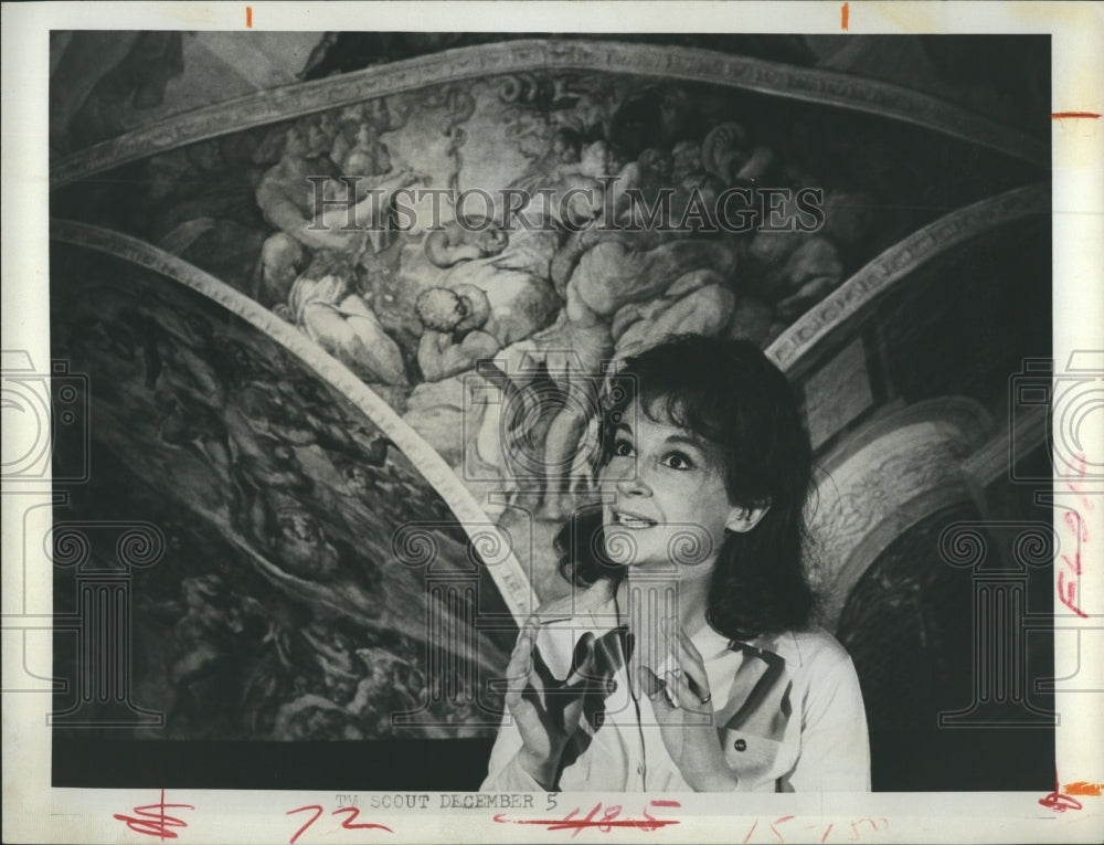 1968 Zoe Caldwell's  voice is heard at Michelangelo's Sistine chapel - Historic Images