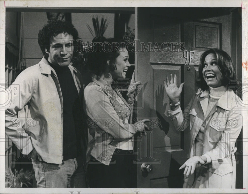 1975 Mary Tyler Moore, David Groh, and Valerie Harper On Rhoda - Historic Images