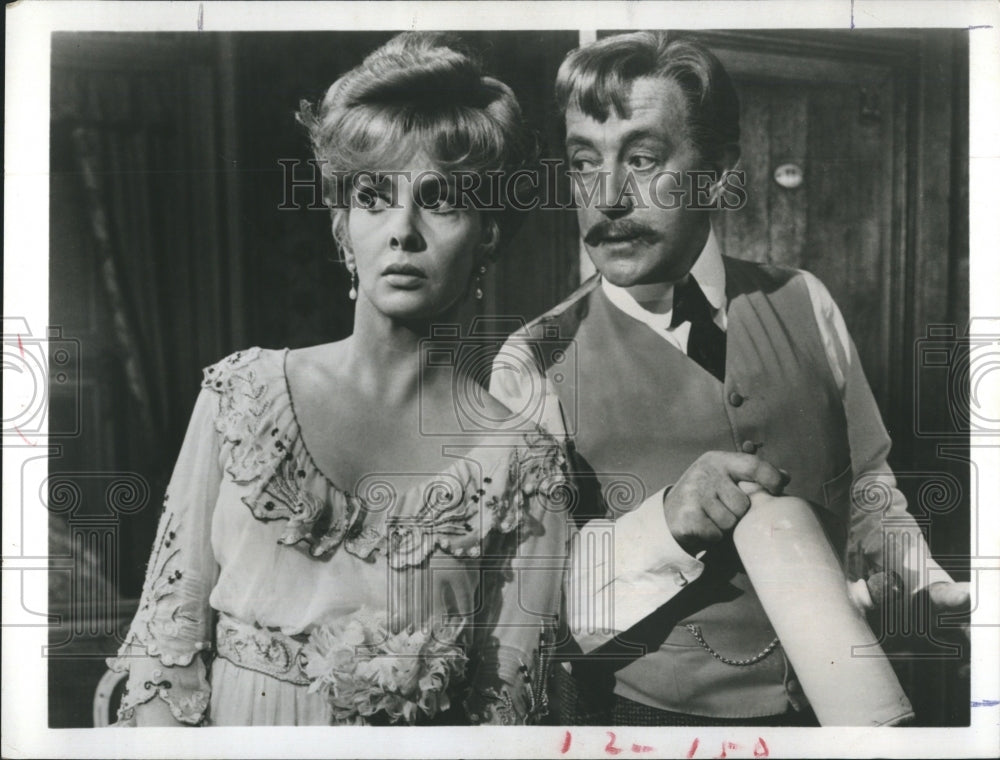1970 Gina Lollobrigida & Alec Guiness in "Hotel Paradise" - Historic Images