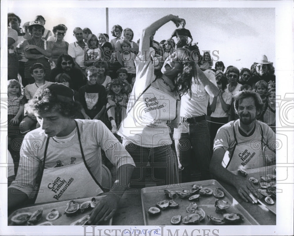 1981 Press Photo scene from John&#39;s Pass Seafood Festival in Florida - Historic Images