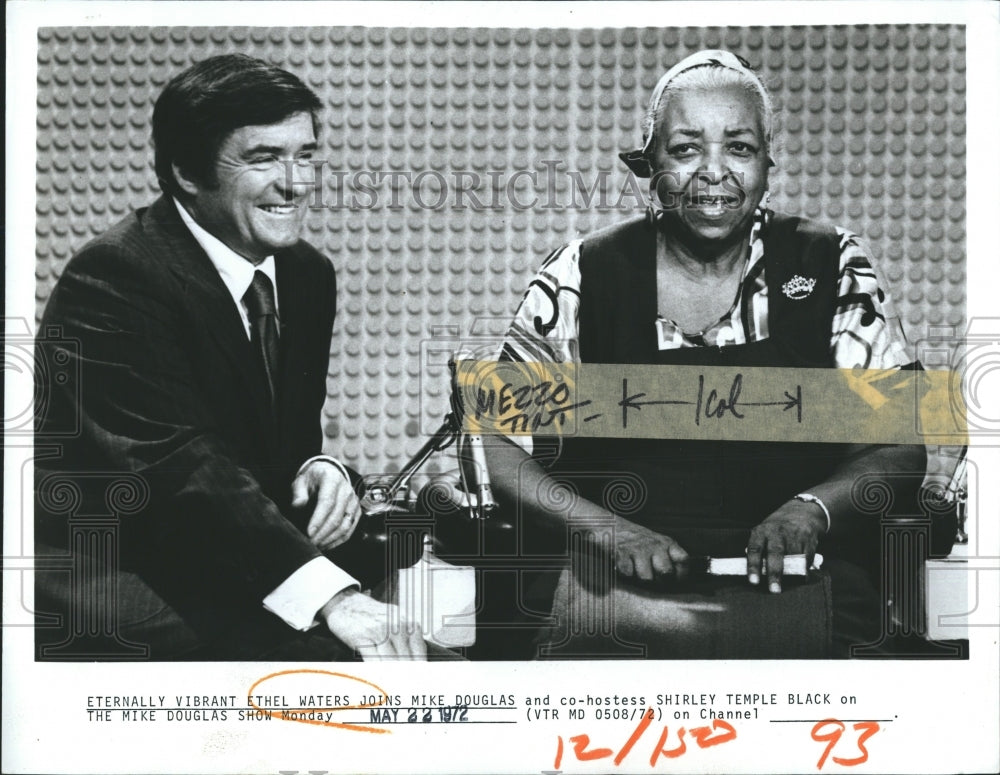 1972 Ethel Walters and Mike Douglas on "The Mike Douglas Show" - Historic Images