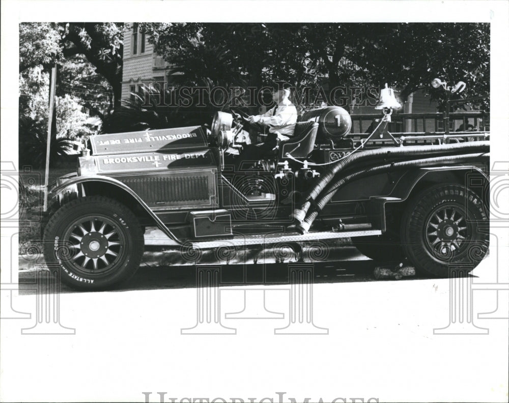 1987 Carl Hartley sits on a 1925 La France fire engine  - Historic Images