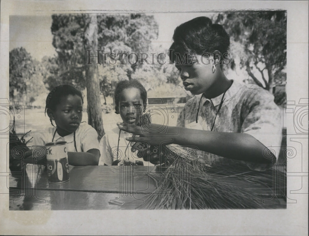 Lorene Gardner of the Pinellas Opportunity Council teach craftworks - Historic Images