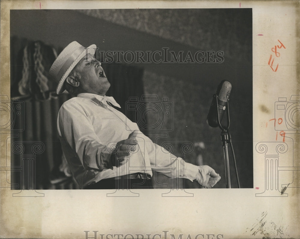 1976 Karl Hoffman as Al Jolson sings "April Showers"  - Historic Images