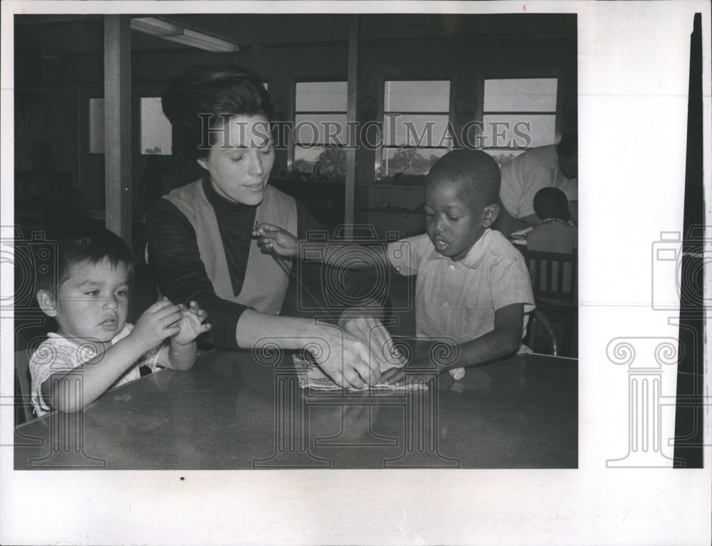 1969 Patricia Anderson Shows Children How Lace Shoes Fruitville Ctr. - Historic Images