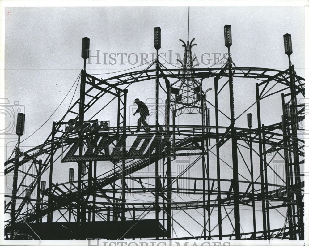 1984 Worker Checks Super Zyklon Ride Fall Festival Pinellas Park - Historic Images