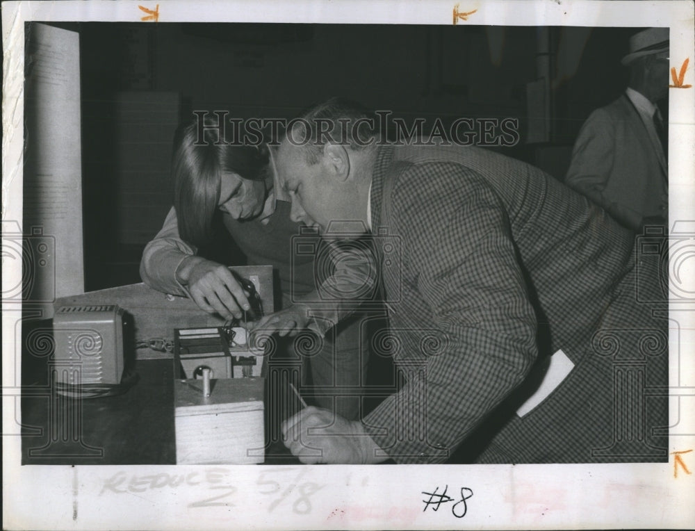 1971 William Rowe of G. E. discusses project with Van Black - Historic Images