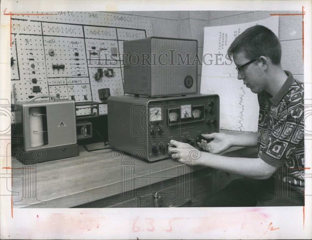 1970 Press Photo Michael Waldron Science Project Noise  Sun Transferred Graph - Historic Images