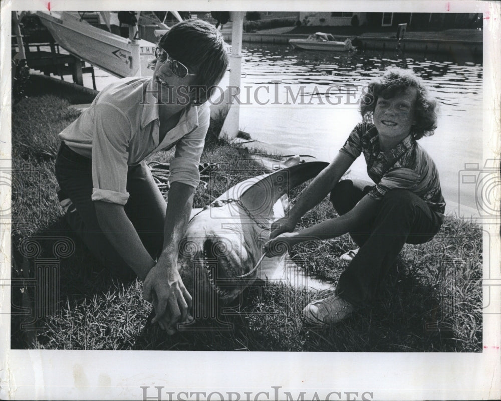 1976 Keith Hartsfield And Jeff Root Catch Black Tip Shark Clearwater - Historic Images