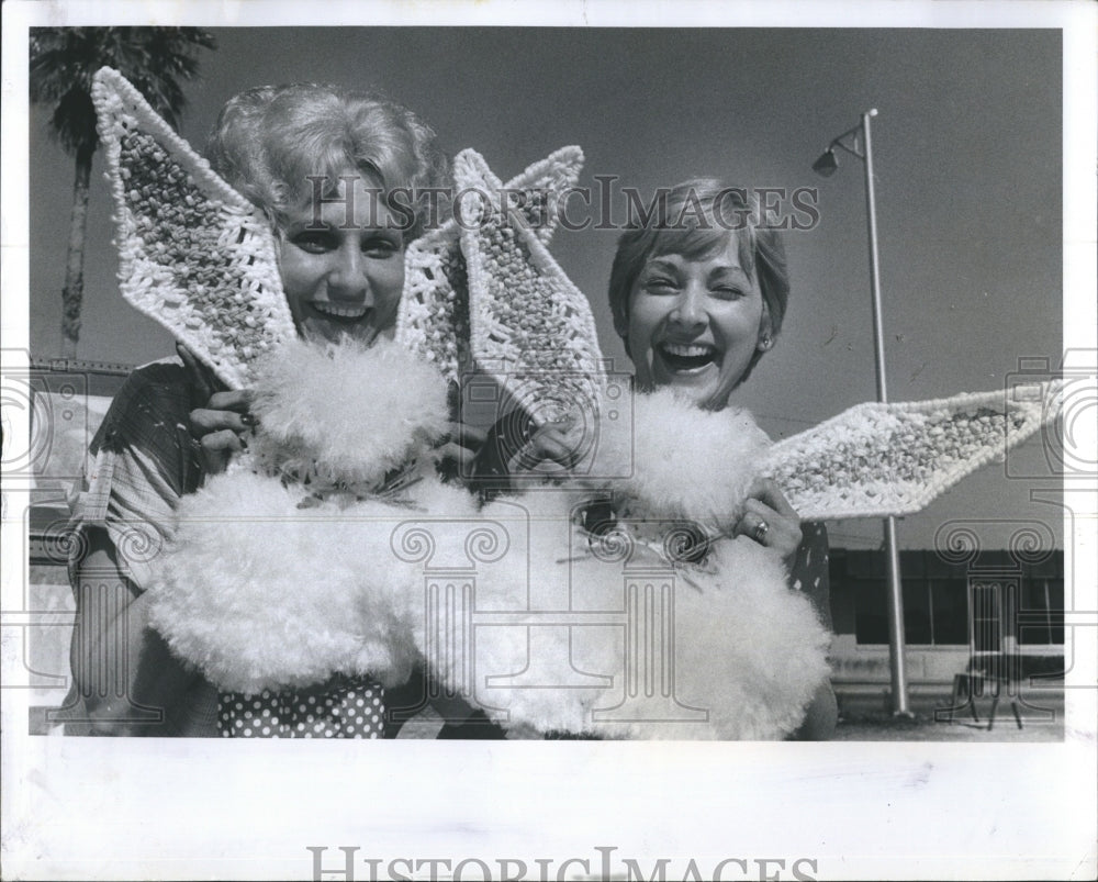 1979 Brenda Rich And Cathy Bragdon Buy Macrame Bunnies At Festival - Historic Images