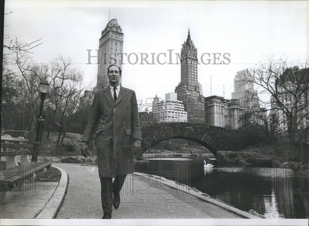 1982 Press Photo Thomas Hoving 20/20 Show Correspondent Walks In Central Park - Historic Images