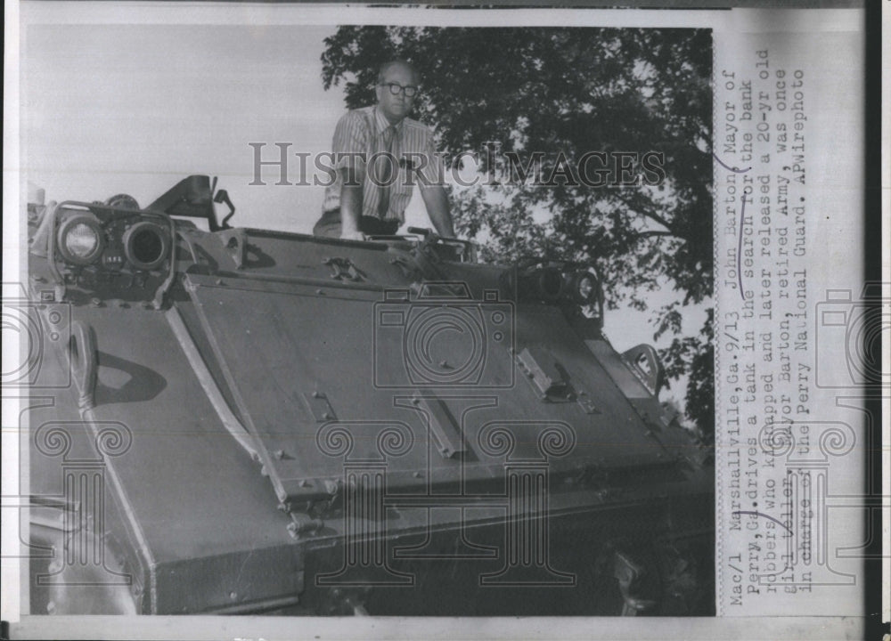 Press Photo Mayor John Barton on tank searching for kidnapped teller - Historic Images