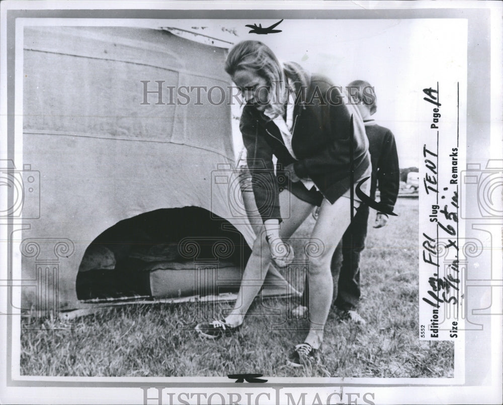 1974 Susan Jaeger looking at hole in tent during FBI kidnapping case - Historic Images