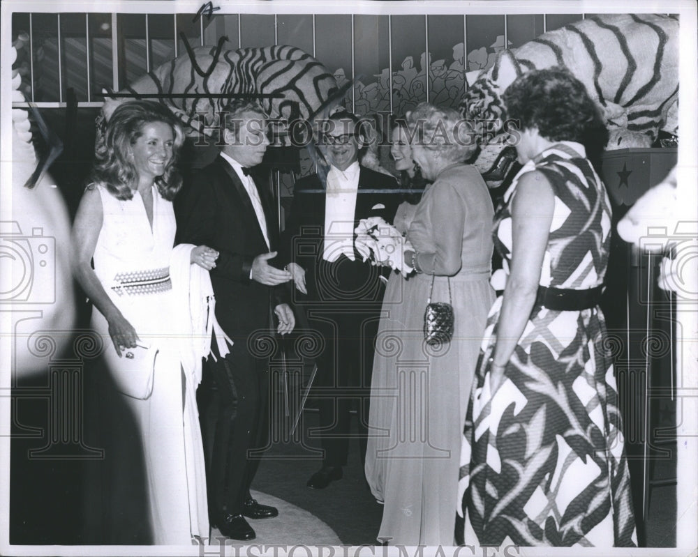1971 Debutante Lynn Ford With Guests Mr & Mrs Robert Hudson Kenzler - Historic Images
