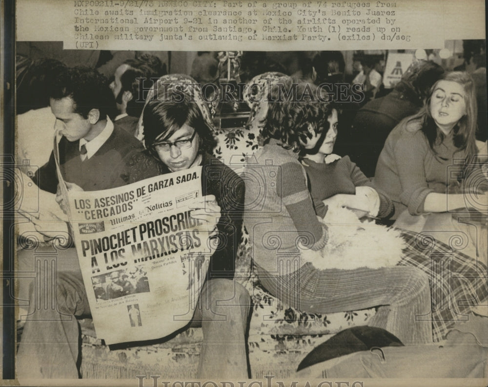 1973 Chilean refugees in Mexico City read about military junta - Historic Images