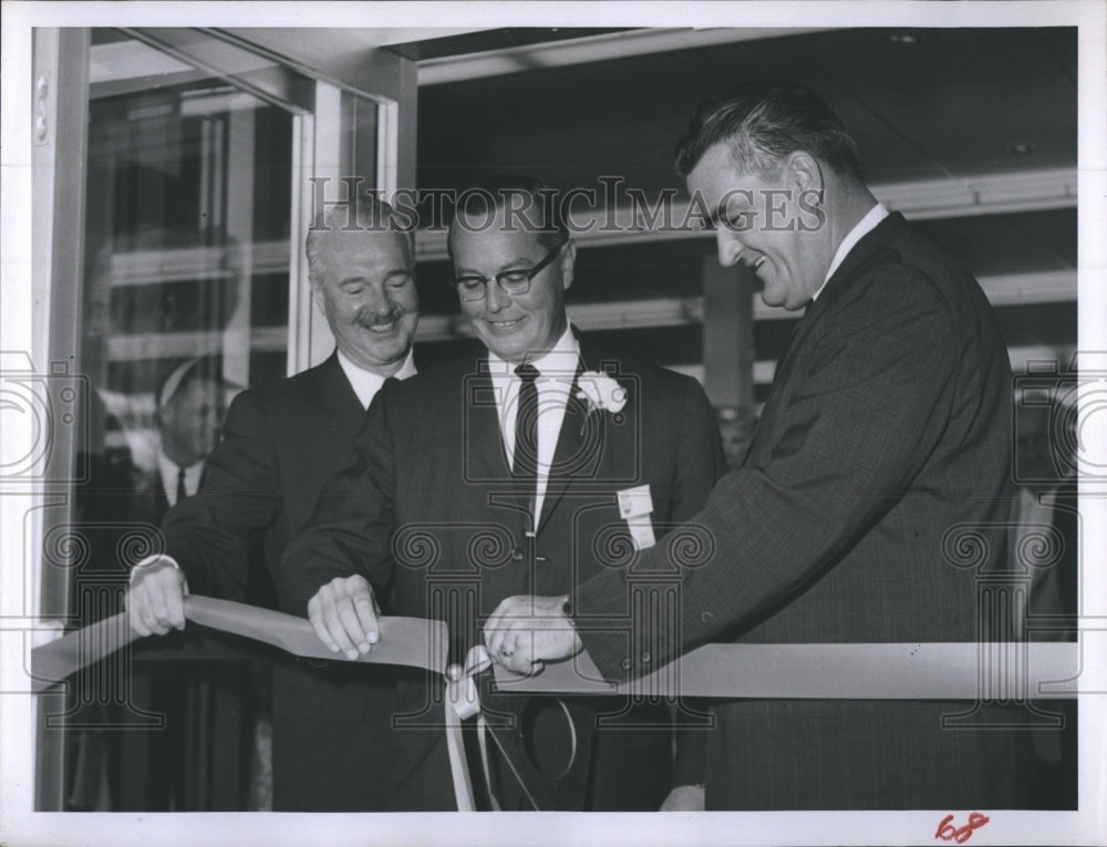 1962 Mayor Robert Weatherly cuts ribbon in Sears opening  - Historic Images