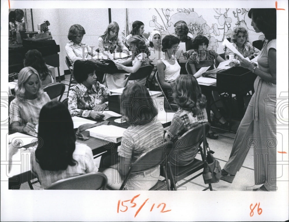 1976 Nancy Walters instructor of Sears Discovery course in class - Historic Images