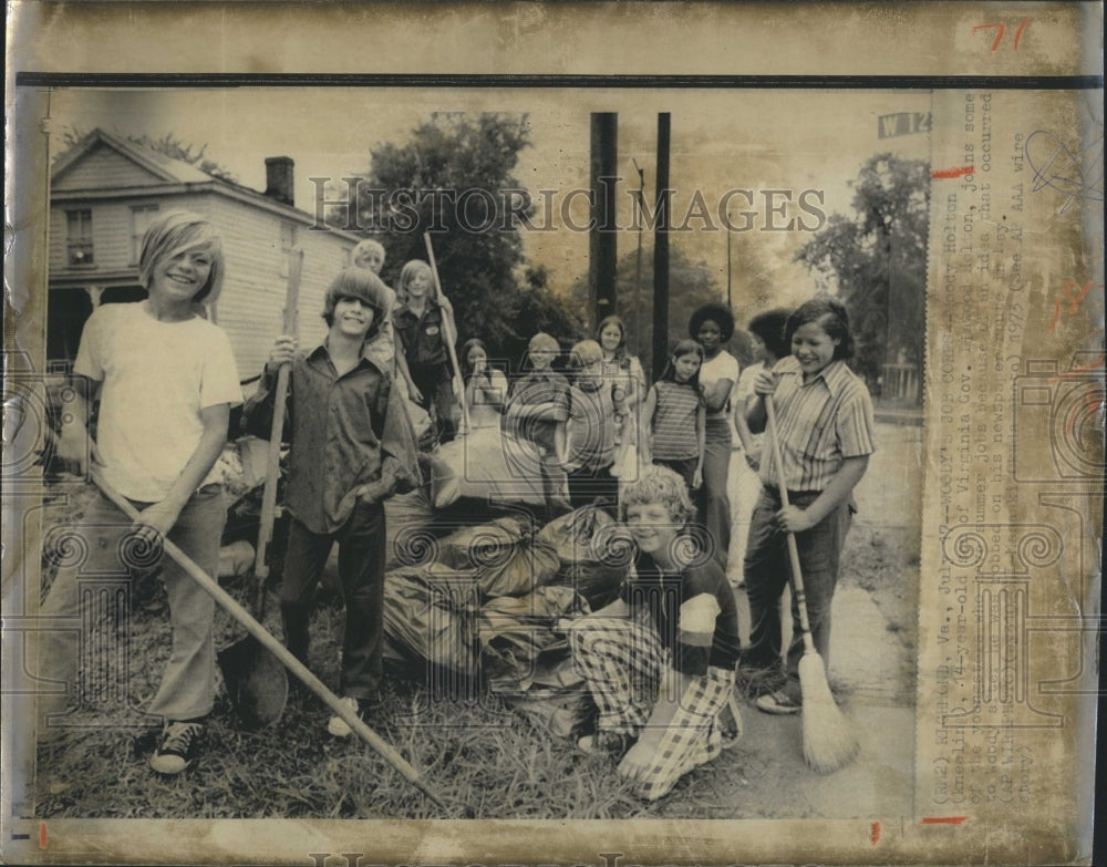 1973 Woody Holton robbed on his newspaper route  - Historic Images