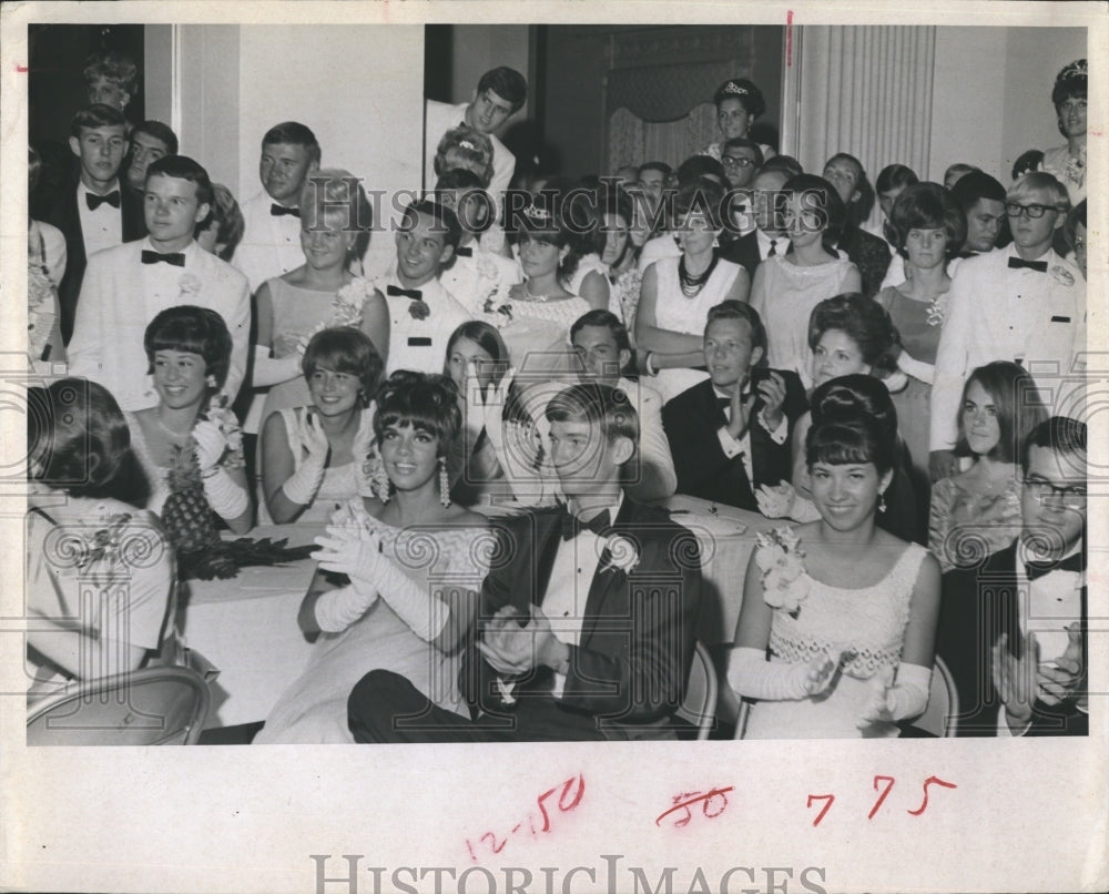 1967 Teenagers clap their hands  - Historic Images